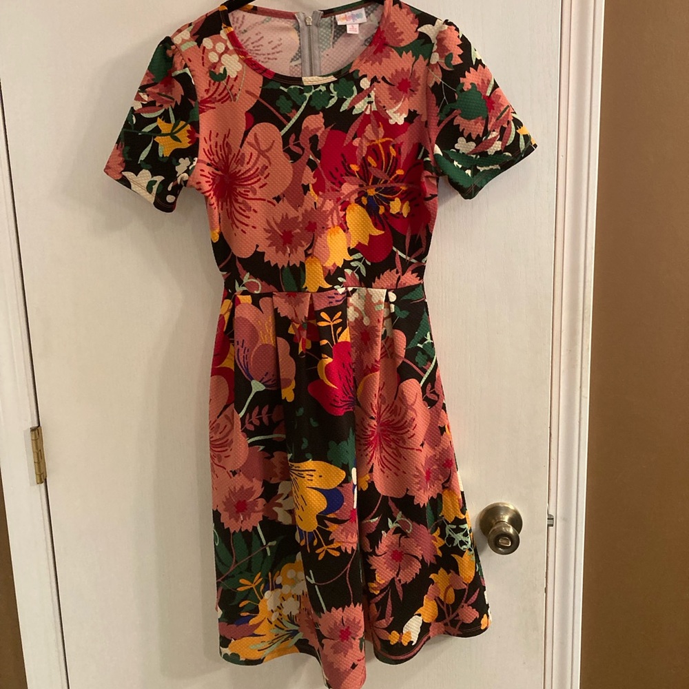 Small Stretchy Oversized Floral Lularoe Amelia dress w/ box pleats and pockets